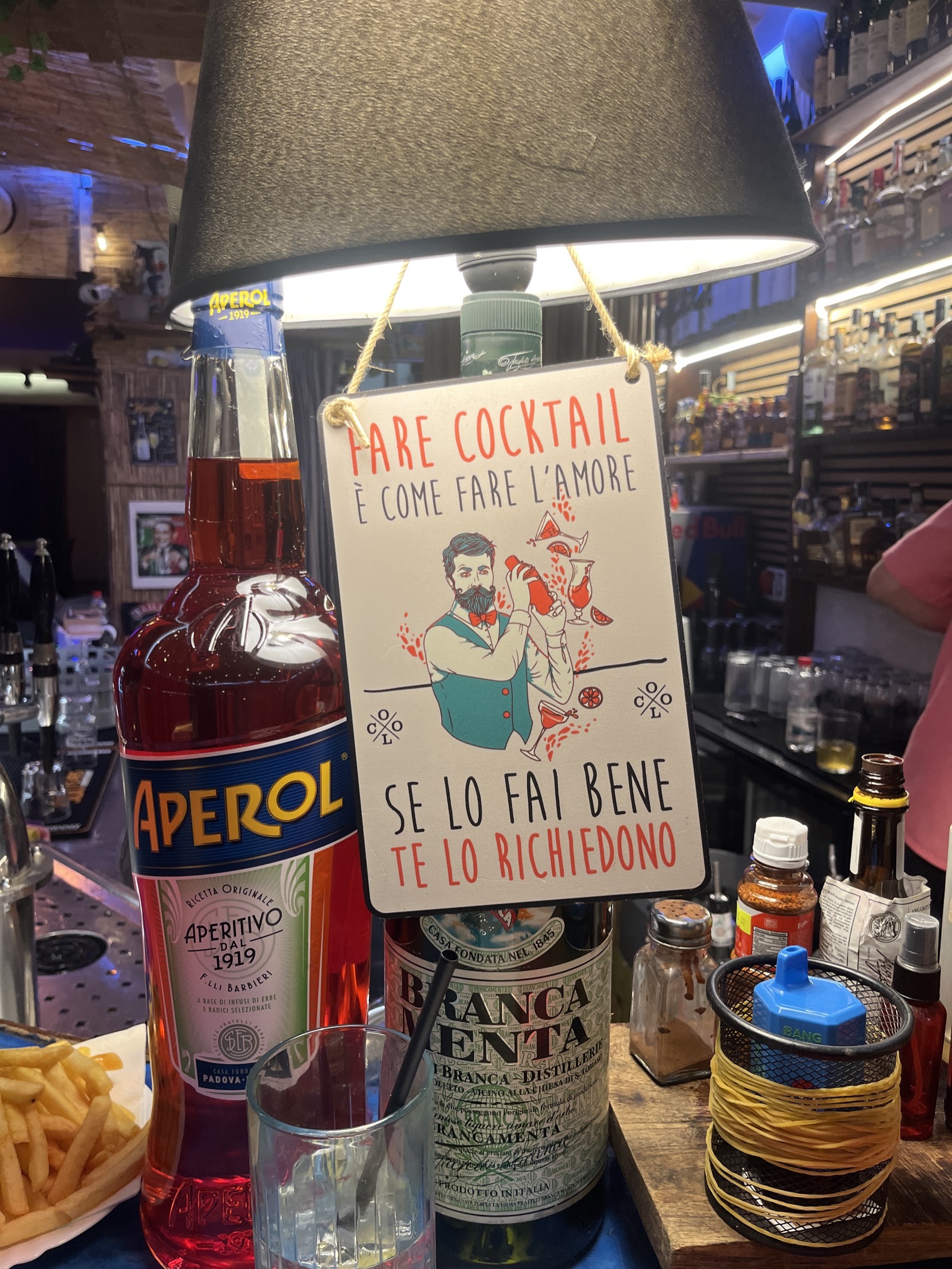Il bancone del Momo Lido Navigli, dove si preparano i cocktail al momento
