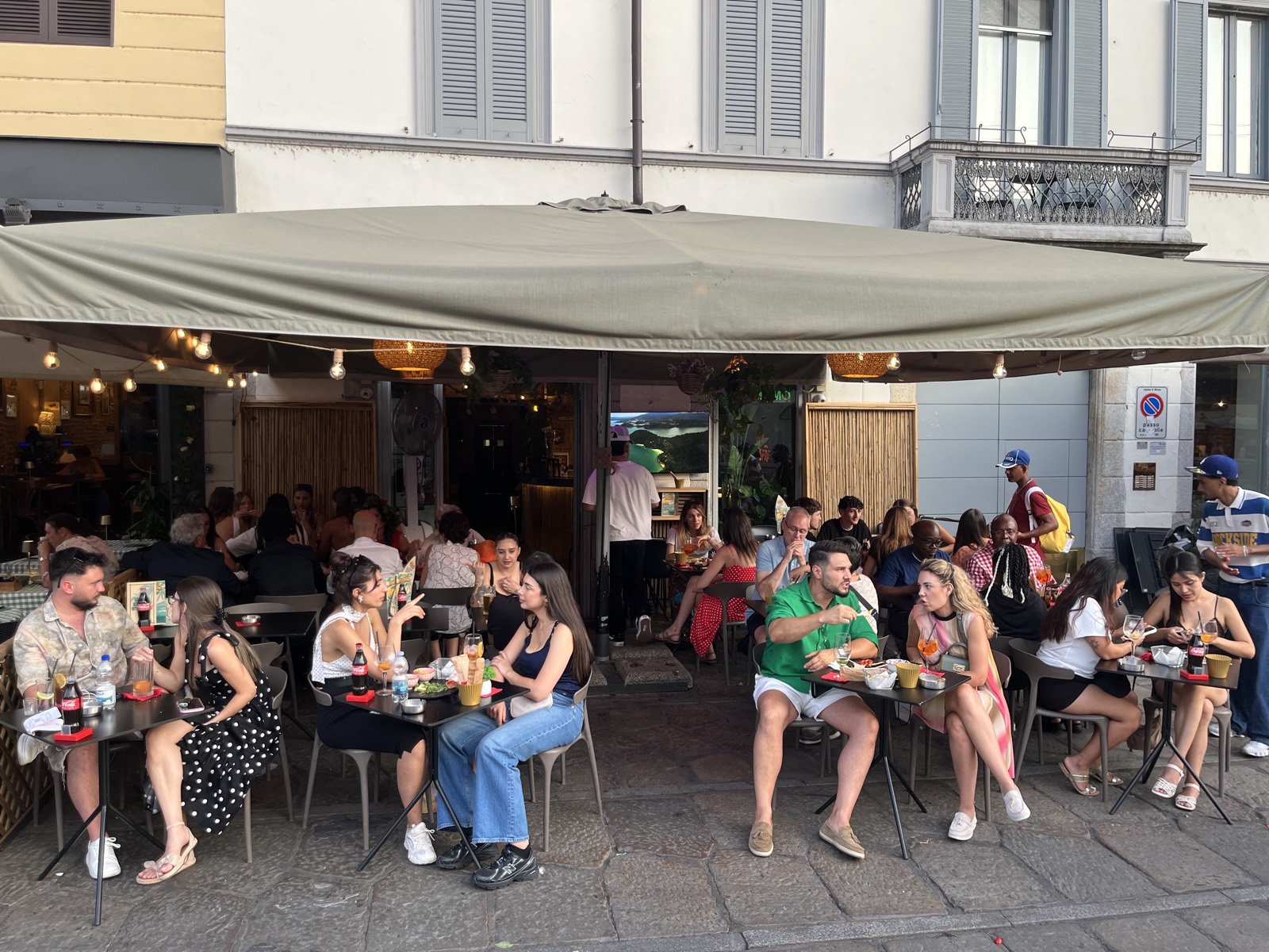 La terrazza del Momo Lido Navigli in Ripa di Porta Ticinese, con i tavoli all’aperto sotto il tendone