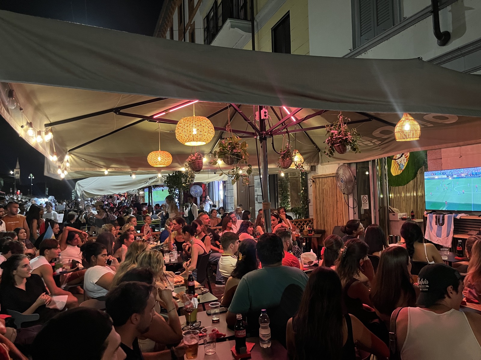Serata al Momo Lido Navigli: la terrazza piena sotto le lanterne, sui Navigli a Milano